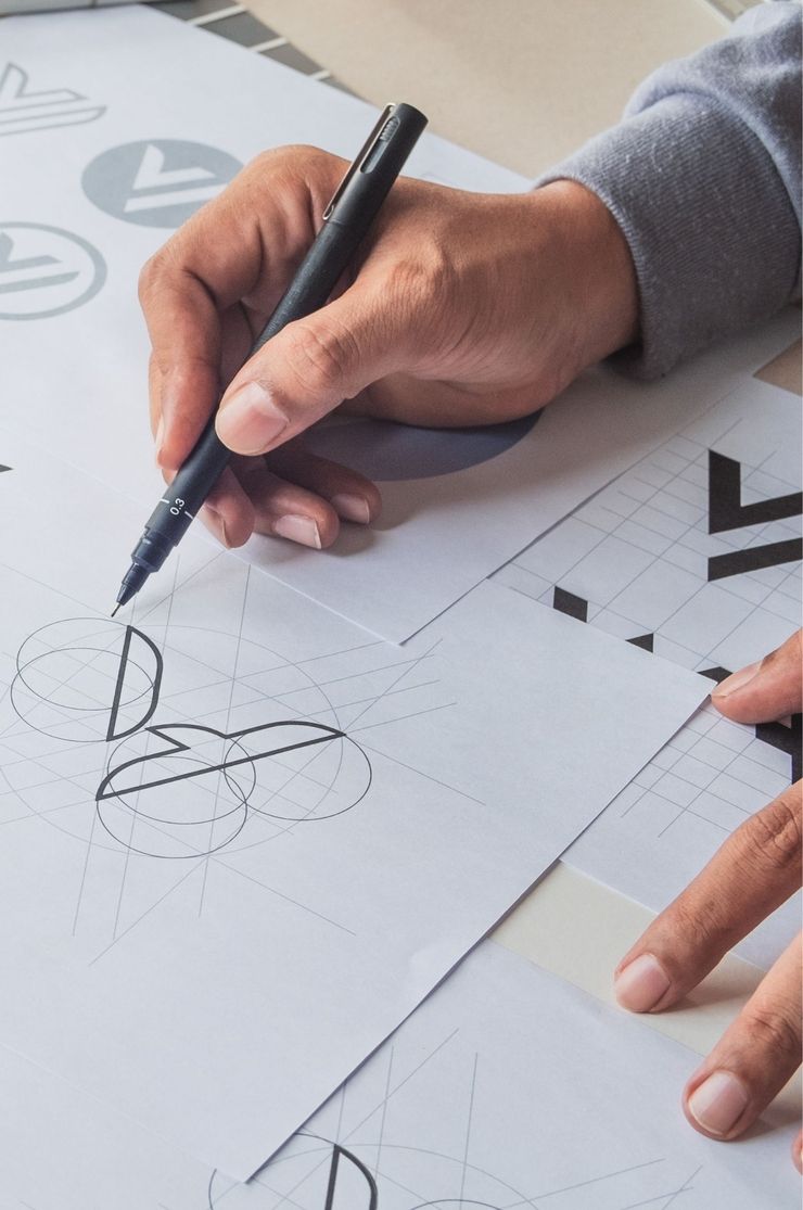 Designer beim Gestalten eines Logos